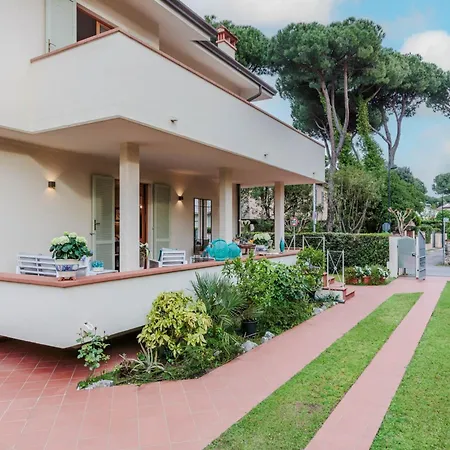Villa By The In Marina di Pietrasanta